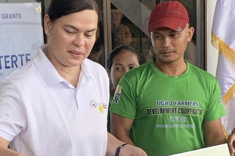 LIVELIHOOD GRANT. Vice President Sara Duterte hands over a check representing the P150,000 livelihood grant to Tigao Farmers Development Cooperative in a turnover ceremony held at the OVP satellite office in Butuan City on Wednesday afternoon, Nov. 20. The TFDC, based in Barangay Ticao, Cortes, Surigao del Sur, is engaged in copra buying business. (Omar Fernando Photo)